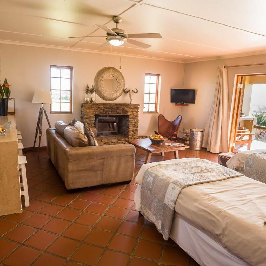 Kwetu guest farm, farm accommodation, Self-catering Swellendam, Swellendam tourism, springbok, bontebok, buffeljagsrivier, accommodation, game drives, self-driven game drives, WiFi, DSTV, cottages, giraffes, springbok, bontebok, eland, wildebeest,swim, fishing